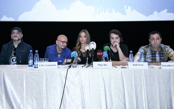Пресс-конференция, посвященная премьере юмористического фильма Qış nağılı (Зимняя сказка) - Sputnik Азербайджан