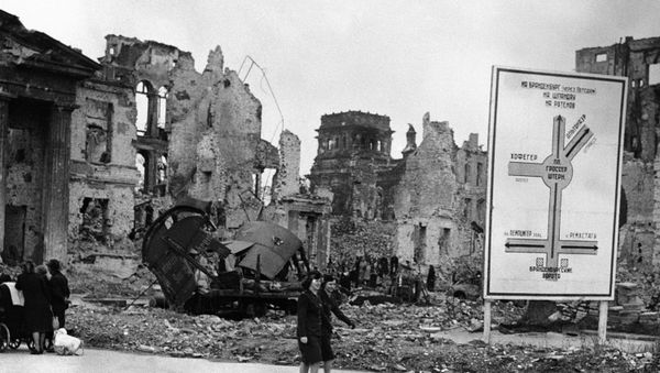 Разрушения на центральной улице Берлина Унтер-ден-Линден, 10 июля 1945 года - Sputnik Азербайджан