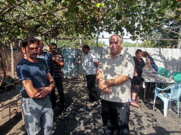 Сулиддин Адыгезалов (слева) и житель села Ортаназарли Бейлаганского района Мехман Алиев - Sputnik Азербайджан