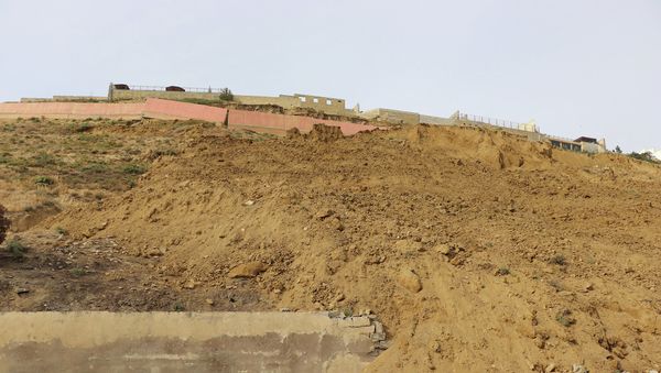 Оползень на Бадамдарском шоссе в Сабаильском районе Баку Оползень на Бадамдарском шоссе в Сабаильском районе Баку - Sputnik Азербайджан