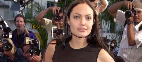 Анджелина Джоли на премьере фильма Лара Крофт: Расхитительница гробниц, Лос-Анджелес, 11 июня 2001 года - Sputnik Азербайджан