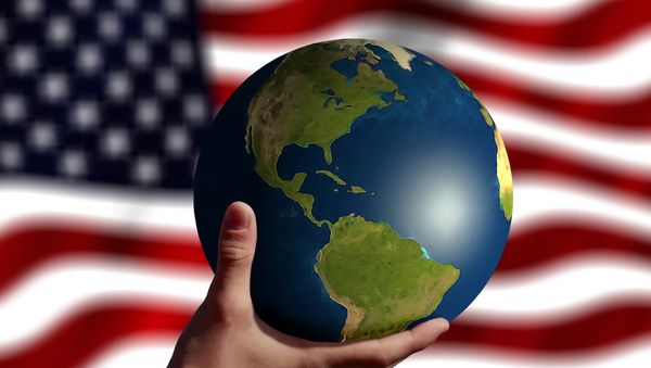 Глобус на фоне флага США, фото из архива - Sputnik Азербайджан