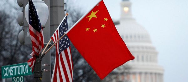 Флаги США и Китая в центре Вашингтона напротив здания Капитолия - Sputnik Азербайджан