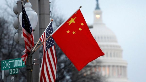 Флаги США и Китая в центре Вашингтона напротив здания Капитолия - Sputnik Азербайджан