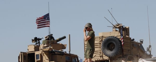 Американские военные на позициях у города Манбидж на севере Сирии - Sputnik Азербайджан