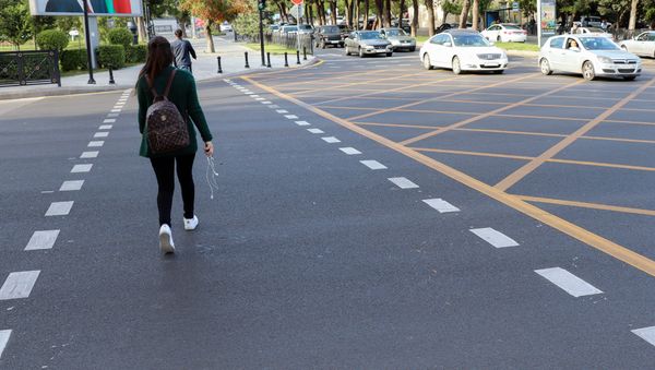 Bakının Səməd Vurğun və Abbasqulu ağa Bakıxanov küçələrinin kəsişməsindəki yolayrıcına yeni nişanlanma xətti – sarı tor çəkilib - Sputnik Азербайджан