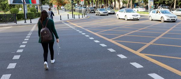 Bakının Səməd Vurğun və Abbasqulu ağa Bakıxanov küçələrinin kəsişməsindəki yolayrıcına yeni nişanlanma xətti – sarı tor çəkilib - Sputnik Азербайджан