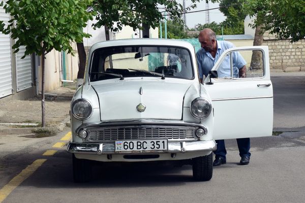 Джумшуд Ахмедов cо своим раритетным автомобилем Москвич 403 - Sputnik Азербайджан