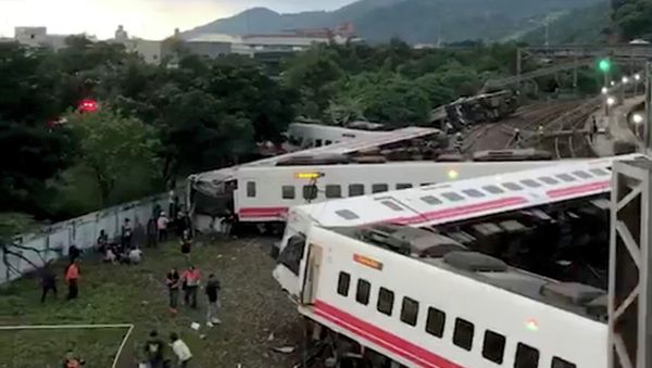 Поезда Puyuma Express сошел с рельсов на севере Тайваня - Sputnik Азербайджан
