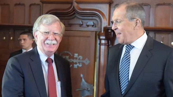 Министр иностранных дел РФ Сергей Лавров (справа) во время встречи с советником президента США по национальной безопасности Джоном Болтоном в Доме приемов МИД России - Sputnik Азербайджан