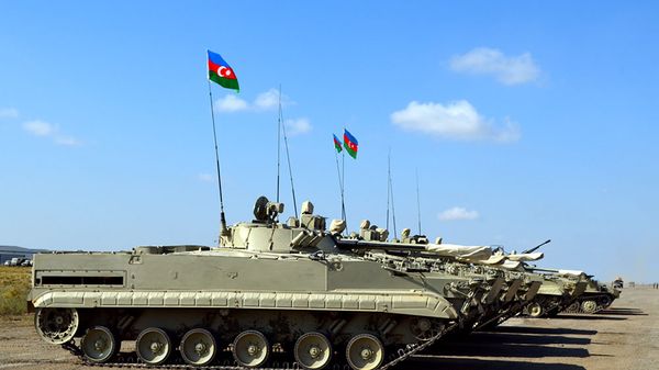 Экипажи БМП выполняют боевые стрельбы - Sputnik Азербайджан