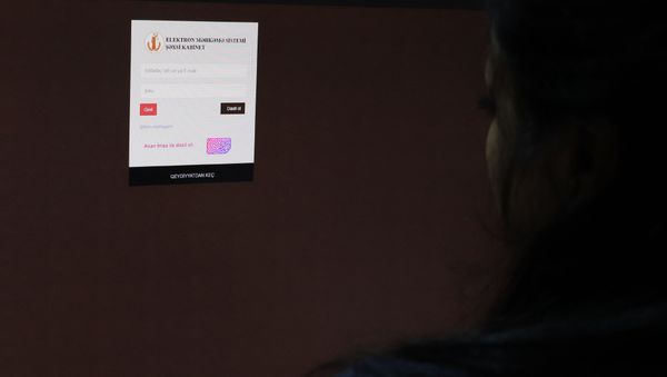 Окно входа в информационный портал Электронный суд Окно входа в информационный портал Электронный суд - Sputnik Азербайджан