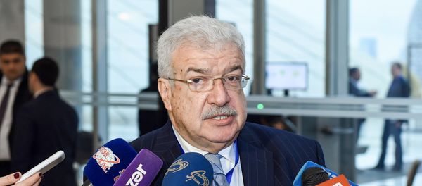Российский журналист Михаил Гусман дает интервью журналистам  в ходе V Всемирного конгресса новостных агентств в Баку - Sputnik Азербайджан