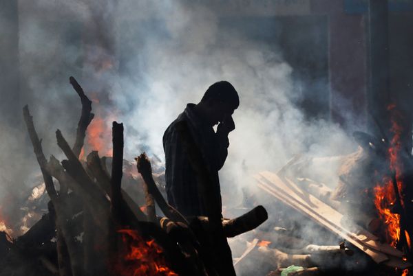 Мужчина плачет у погребального костра родственника, погибшего при наезде поезда на толпу в городе Амритсар, Индия - Sputnik Азербайджан