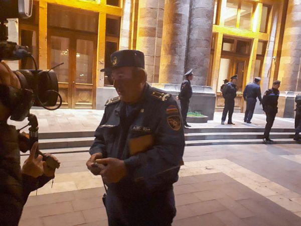 Полицейские перед домом Правительства (27 октября 2018). Еревaн - Sputnik Азербайджан