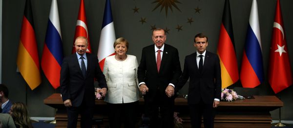 Канцлер Германии Ангела Меркель, президент РФ Владимир Путин, президент Турции Реджеп Тайип Эрдоган и президент Франции Эмманюэль Макрон на пресс-конференции по итогам саммита по Сирии. Стамбул, Турция, 27 октября 2018 года - Sputnik Азербайджан