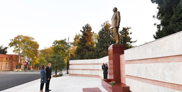 Шелк и инфраструктура: глава государства и первая леди посетили Гах - Sputnik Азербайджан