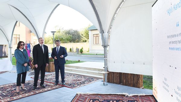 Президент Азербайджанской Республики Ильхам Алиев и первая леди Мехрибан Алиева приняли участие в открытии реконструированной Гахской станции племенного шелководства - Sputnik Азербайджан