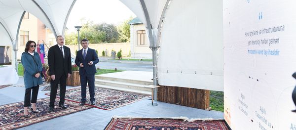Президент Азербайджанской Республики Ильхам Алиев и первая леди Мехрибан Алиева приняли участие в открытии реконструированной Гахской станции племенного шелководства - Sputnik Азербайджан
