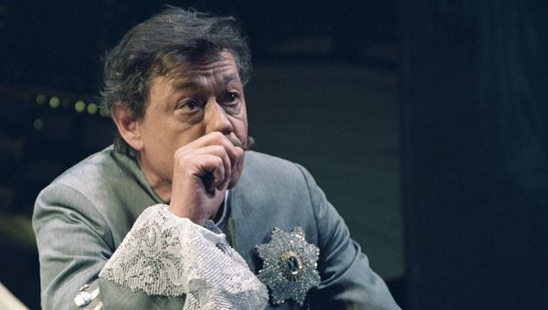 Народный артист РФ Николай Караченцов в роли светлейшего князя Александра Меньшикова в спектакле Шут Балакирев - Sputnik Азербайджан