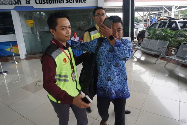 Родственники пассажиров самолета Lion Air flight JT610, упавшего в море - Sputnik Азербайджан