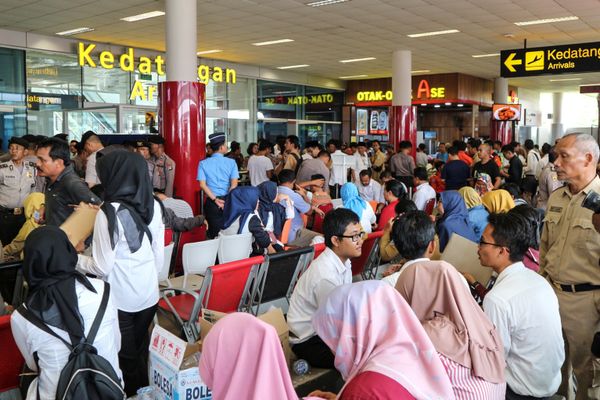 Родственники пассажиров самолета Lion Air flight JT610, упавшего в море - Sputnik Азербайджан