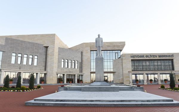 Президент Алиев и первая леди открыли ряд объектов в Шеки - Sputnik Азербайджан