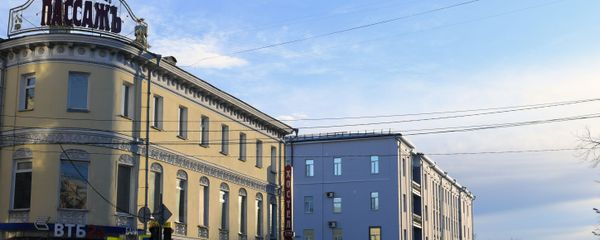 Сотрудники полиции и МЧС РФ у входа в здание управления ФСБ по Архангельской области, где произошел взрыв Сотрудники полиции и МЧС РФ у входа в здание управления ФСБ по Архангельской области, где произошел взрыв - Sputnik Азербайджан
