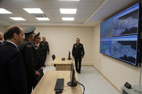 Закир Гасанов и руководство министерства ознакомились с деятельностью Центра Управления Спутниковой Связью, переданного в использование Азербайджанской Армии - Sputnik Азербайджан