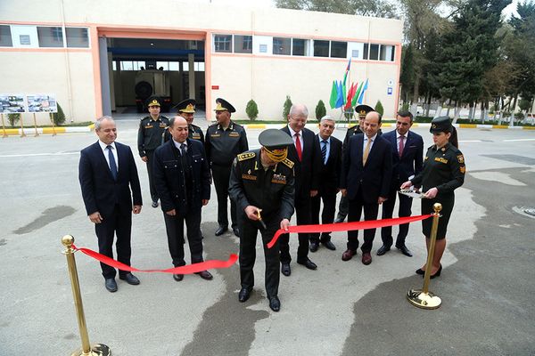 Закир Гасанов и руководство министерства ознакомились с деятельностью Центра Управления Спутниковой Связью, переданного в использование Азербайджанской Армии - Sputnik Азербайджан