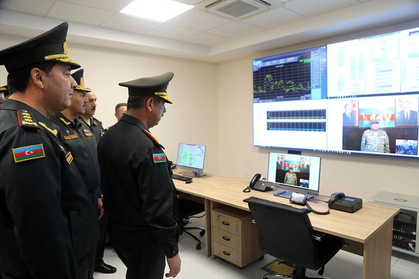 Закир Гасанов и руководство министерства ознакомились с деятельностью Центра Управления Спутниковой Связью, переданного в использование Азербайджанской Армии - Sputnik Азербайджан