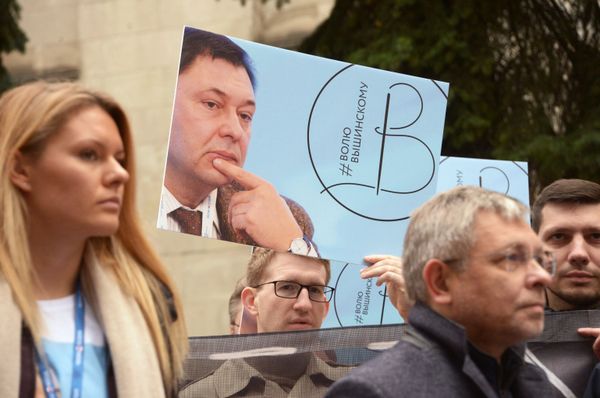 Акция солидарности с Кириллом Вышинским прошла у посольства Украины в Москве - Sputnik Азербайджан