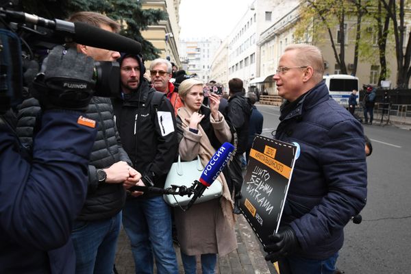 Акция солидарности с Кириллом Вышинским прошла у посольства Украины в Москве - Sputnik Азербайджан