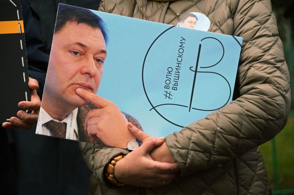 Акция солидарности с Кириллом Вышинским прошла у посольства Украины в Москве - Sputnik Азербайджан