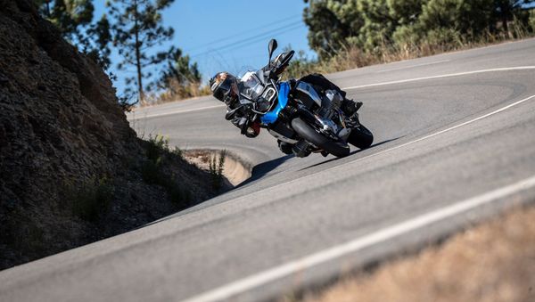 Новый мотоцикл R1250GS компании BMW - Sputnik Азербайджан