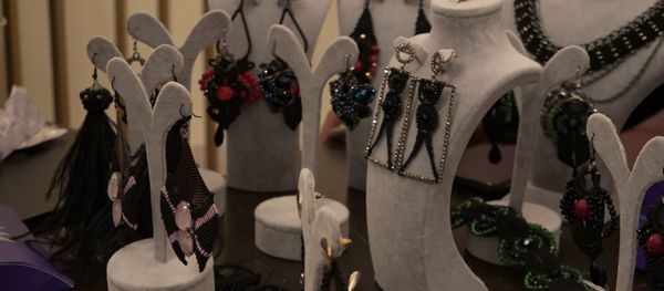 Национальные орнаменты и яркие принты: дизайнеры рассказали о трендах на Fashion Week - Sputnik Азербайджан