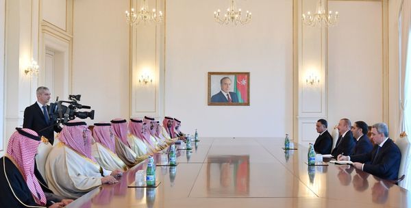 Президент Ильхам Алиев принял министра внутренних дел Саудовской Аравии - Sputnik Азербайджан