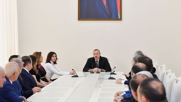 Президент Азербайджанской Республики Ильхам Алиев и первая леди Мехрибан Алиева  на открытии Агдамского центра мугама - Sputnik Азербайджан