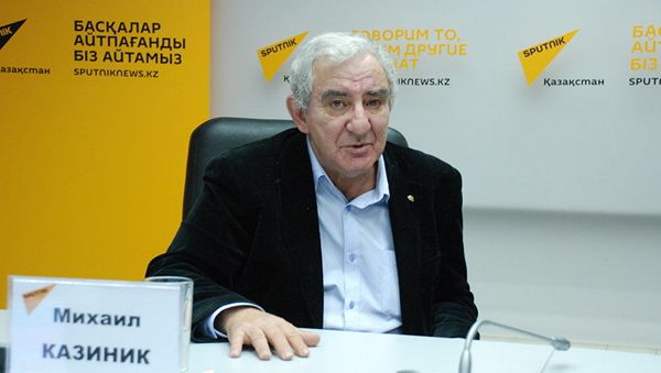 Всемирно известный музыкант, культуролог и педагог Михаил Казиник - Sputnik Азербайджан