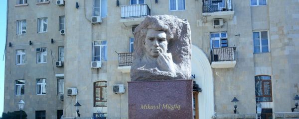 Памятник Микаилу Мушфигу - Sputnik Азербайджан