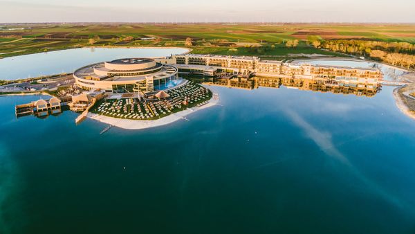 Сложносочиненная конструкция термального курорта St. Martins Therme & Lodge во всей красе - Sputnik Азербайджан