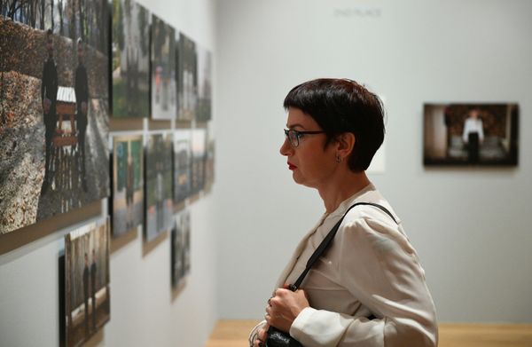 Посетительница на открытии выставки победителей IV международного конкурса фотожурналистики имени Андрея Стенина в Москве - Sputnik Азербайджан