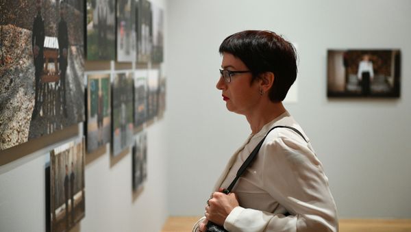 Посетительница на открытии выставки победителей IV международного конкурса фотожурналистики имени Андрея Стенина в Москве - Sputnik Азербайджан