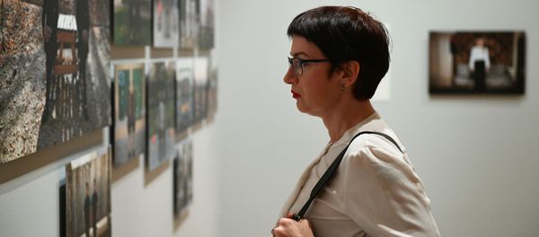 Посетительница на открытии выставки победителей IV международного конкурса фотожурналистики имени Андрея Стенина в Москве Посетительница на открытии выставки победителей IV международного конкурса фотожурналистики имени Андрея Стенина в Москве - Sputnik Азербайджан