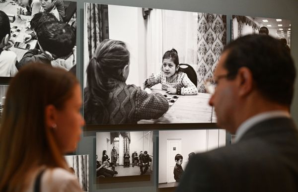 Посетители на открытии выставки победителей IV международного конкурса фотожурналистики имени Андрея Стенина в Москве - Sputnik Азербайджан