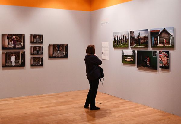 Посетительница на открытии выставки победителей IV международного конкурса фотожурналистики имени Андрея Стенина в Москве - Sputnik Азербайджан