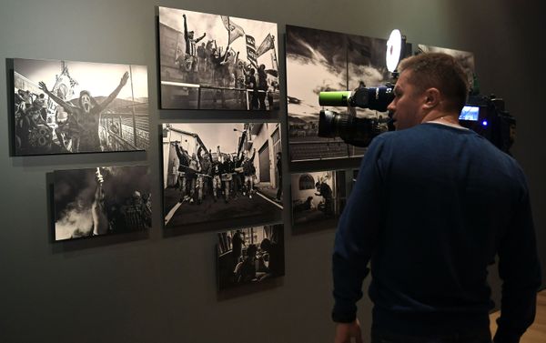 Посетитель на открытии выставки победителей IV международного конкурса фотожурналистики имени Андрея Стенина в Москве - Sputnik Азербайджан