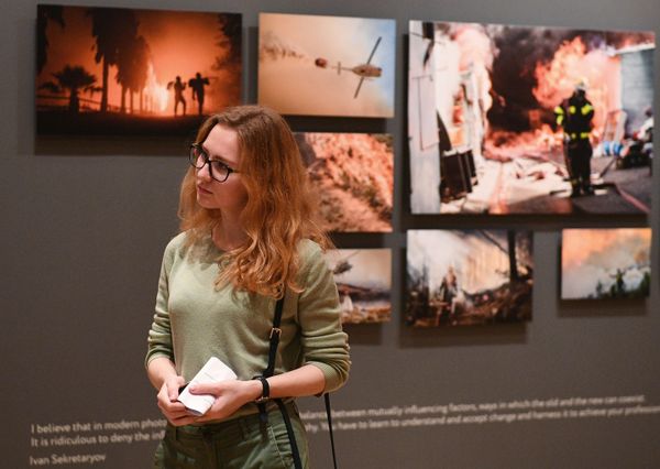 Посетительница на открытии выставки победителей IV международного конкурса фотожурналистики имени Андрея Стенина в Москве - Sputnik Азербайджан