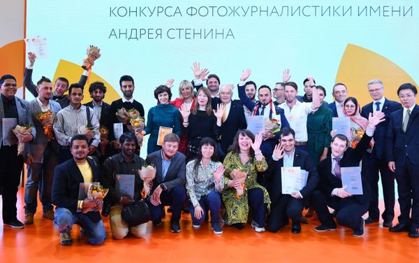 Победители IV международного конкурса фотожурналистики имени Андрея Стенинана на торжественной церемонии награждения  в Москве - Sputnik Азербайджан
