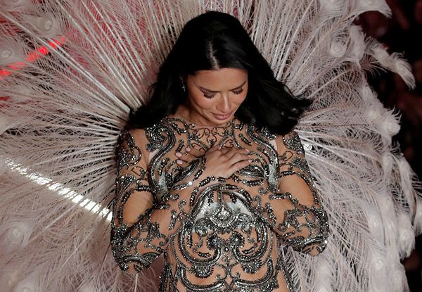 Показ Victoria’s Secret в Нью-Йорке - Sputnik Азербайджан